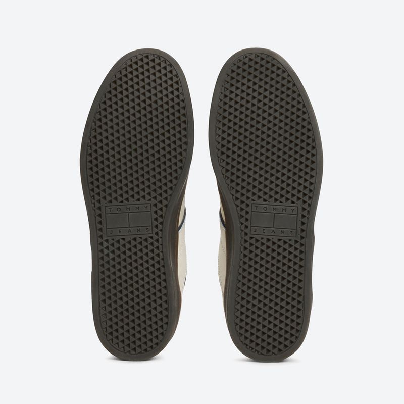 Em0em01571-Acg-6.jpg